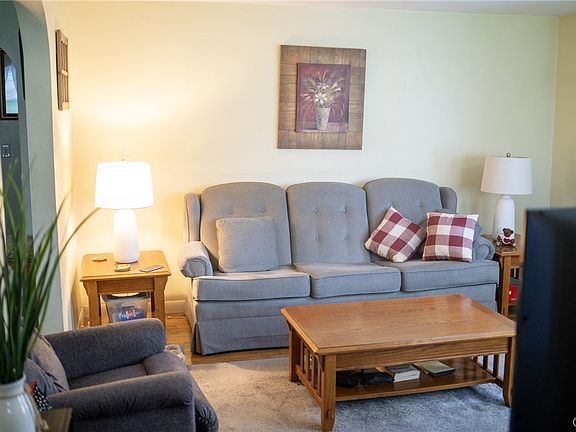 5th image of 121 Riverside Dr