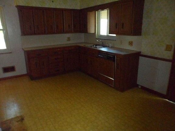 4th image of 722 E Lake St