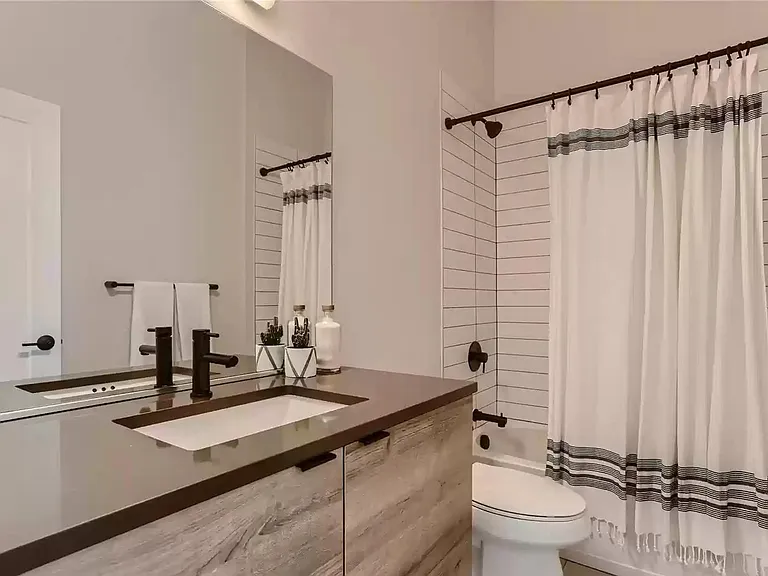 3041 W 19th Ave — Photo 3