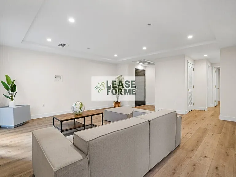 848 S Mariposa Ave #702 — Photo 8