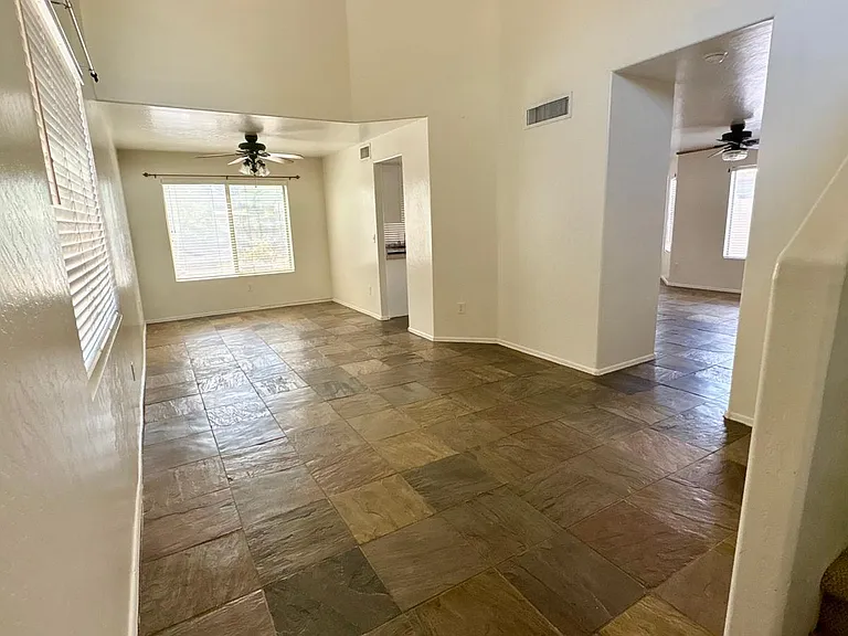 326 N Pioneer St — Photo 3