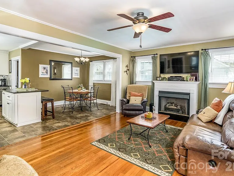 1004 Valley St — Photo 2
