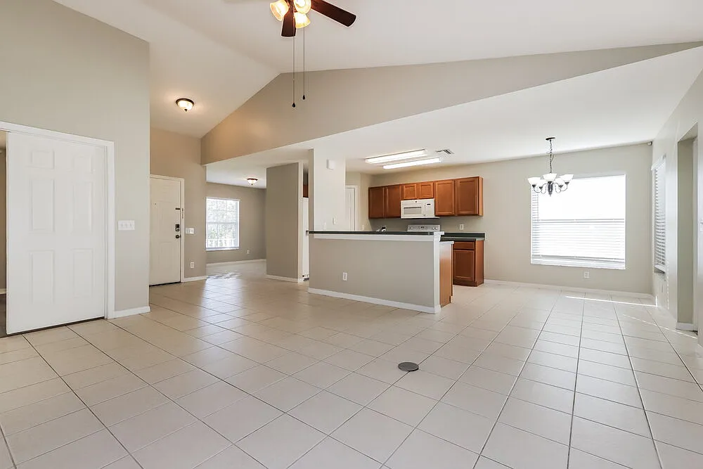 4 bed, 2.0 bath, 1586 sqft, $2,315 — Photo 4