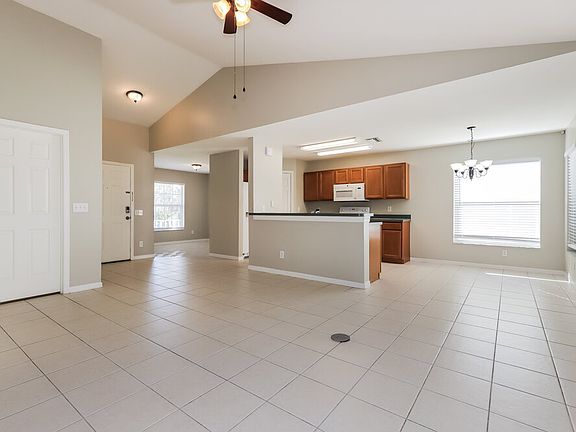 5th image of 12057 Warwick Cir