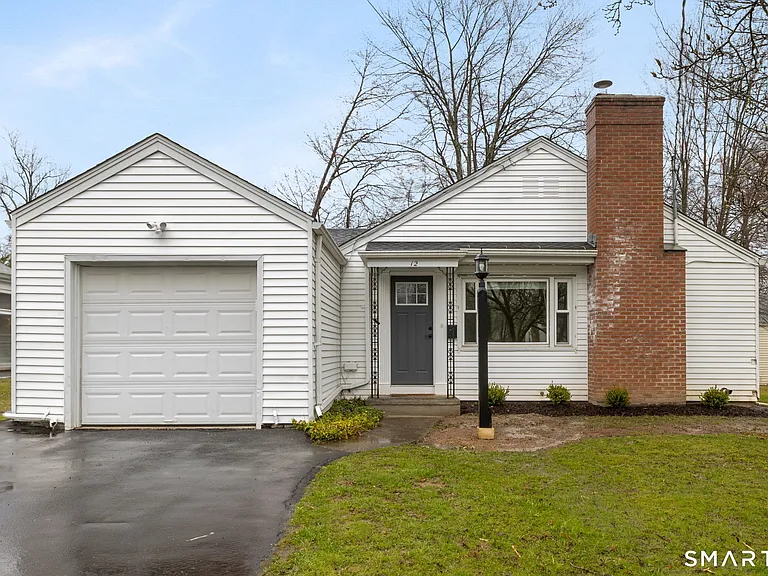 12 Sherwood Rd — Photo 1