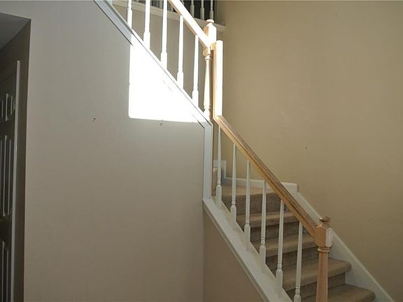 3rd image of 415 Oak Springs Dr