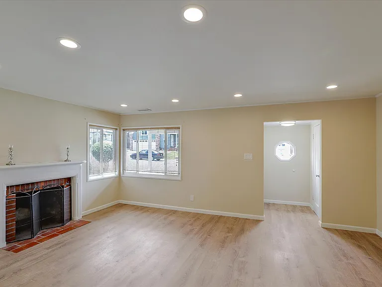 556 Anita Ln — Photo 5