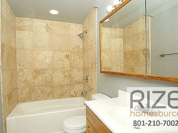 4th image of 769 E Geranium St