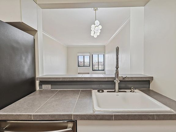 4th image of 205 10th St APT 9R