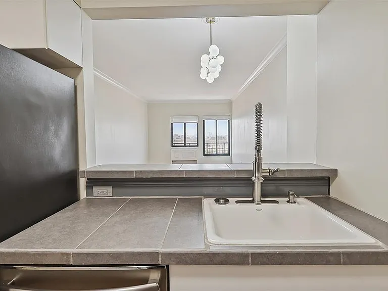 205 10th St #9R — Photo 4