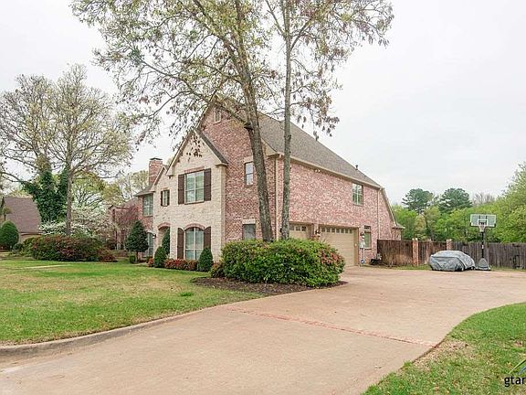 2nd image of 2126 Woodlands Dr