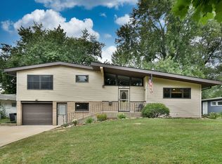 423 Parkside Dr, Sycamore, IL 60178