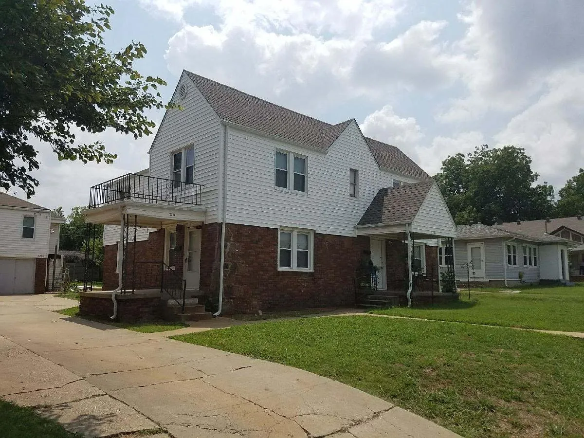 2 bed, 1.5 bath, 1450 sqft, $1,275 — Photo 2