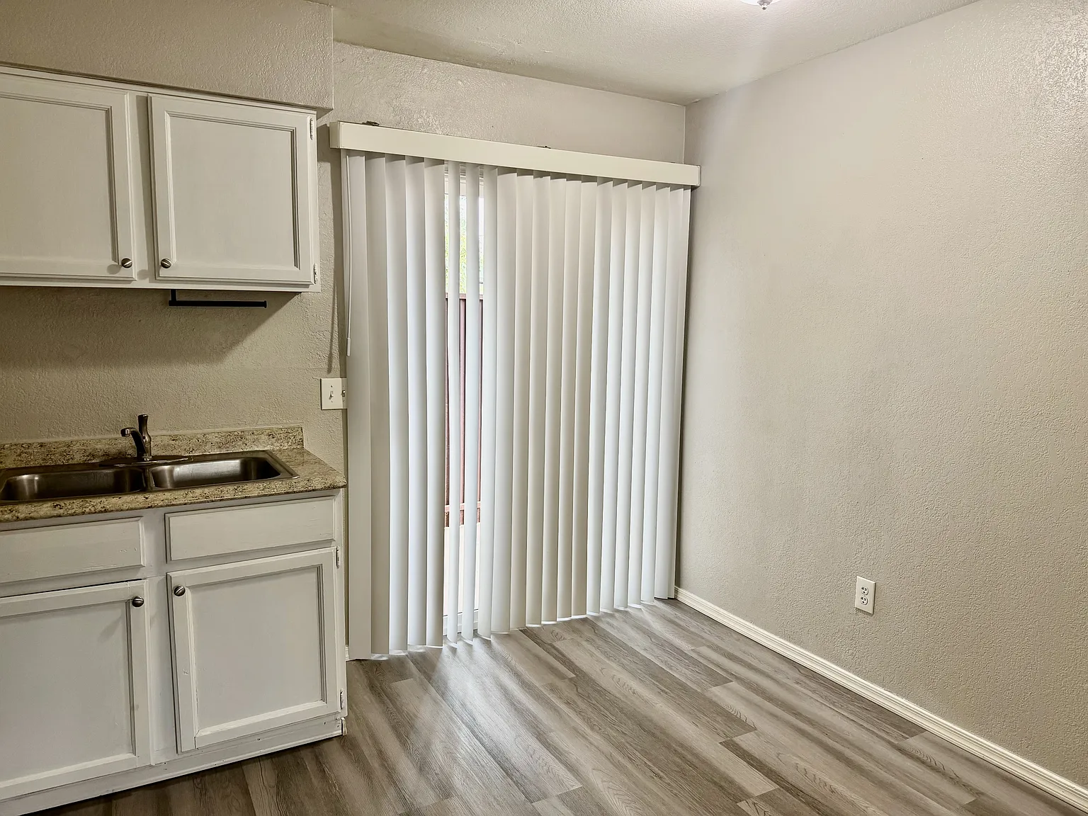2645 N Alvernon Way - 1 — Photo 3