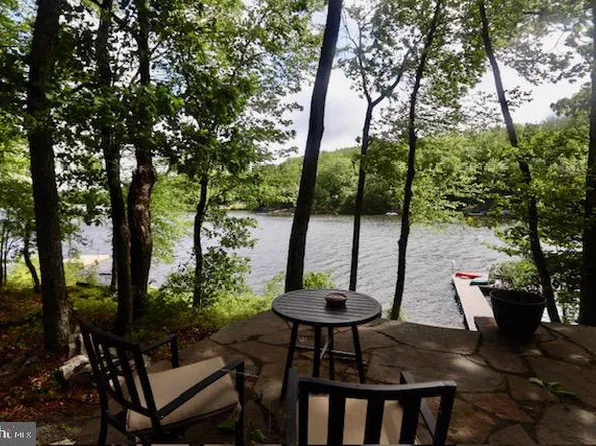 133 Corral Ln, Hawley, PA 18428