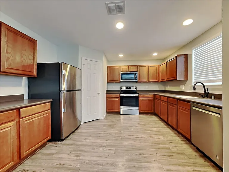 527 Laurel Ln — Photo 7