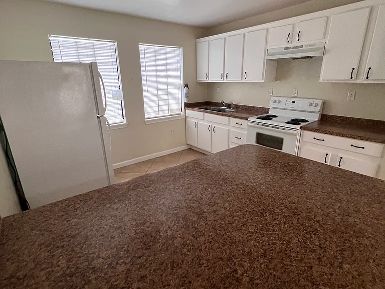 372 Azalea Dr — Photo 4