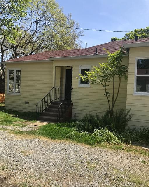 Sunny unit in quaint community!