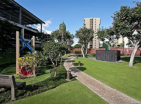 4th image of 990 Ala Nanala St APT 31B
