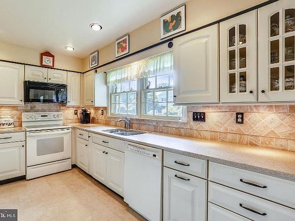 4th image of 20600 Dubois Ct