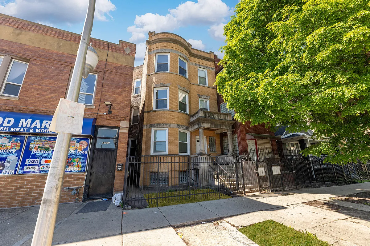 Photo 1 of 10 - 4003 W Adams St #1 - Chicago, IL Primary Photo - 4003 W Adams St #1