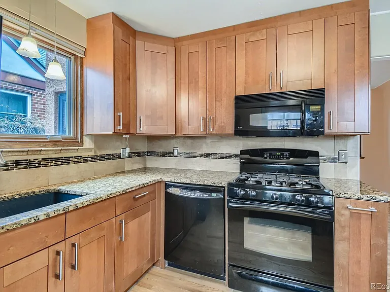 1450 Olive St — Photo 5