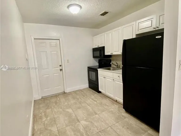 4141 SW 20th St #3 — Photo 1