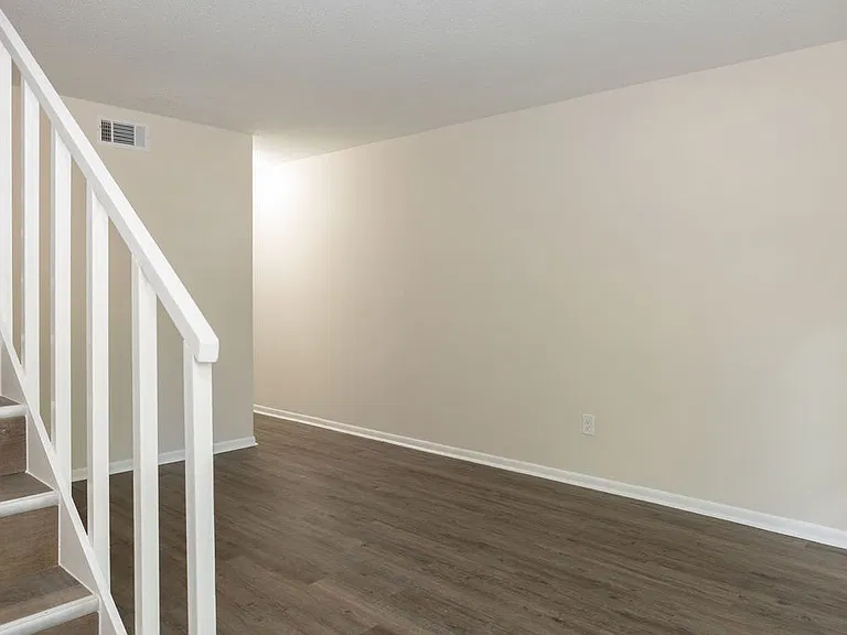 107 Hampton Dr — Photo 2