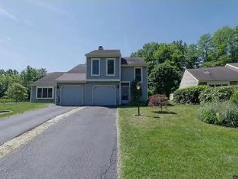 11 Cromwell Dr — Photo 1