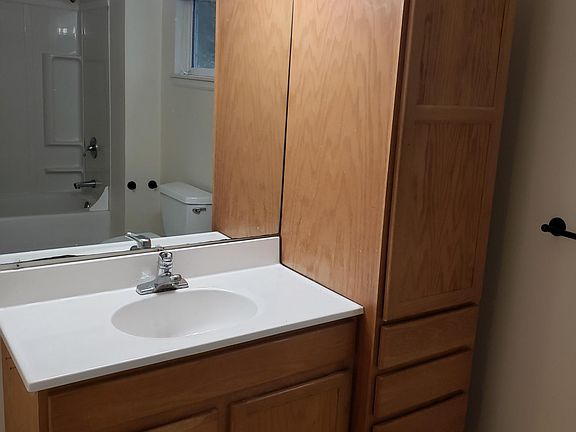 Full bath with plenty of cabinet space
