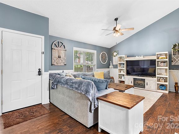5th image of 1305 Creekview Dr