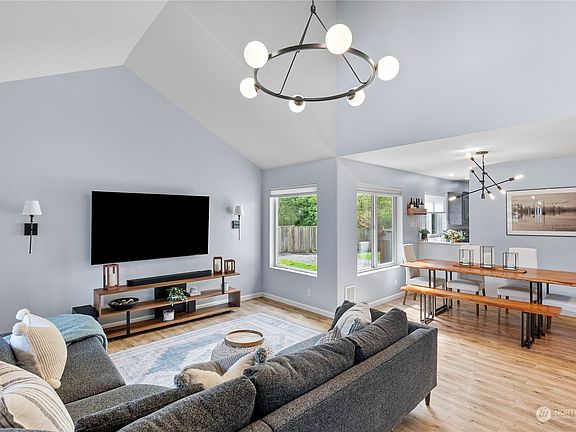 4th image of 24505 Madura Drive NE