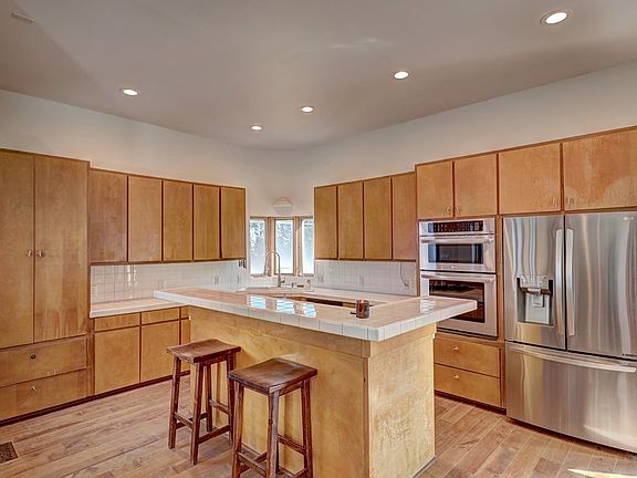 5th image of 801 W 3rd St