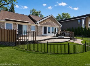 560 Black Oaks Trl, Howell, MI 48843