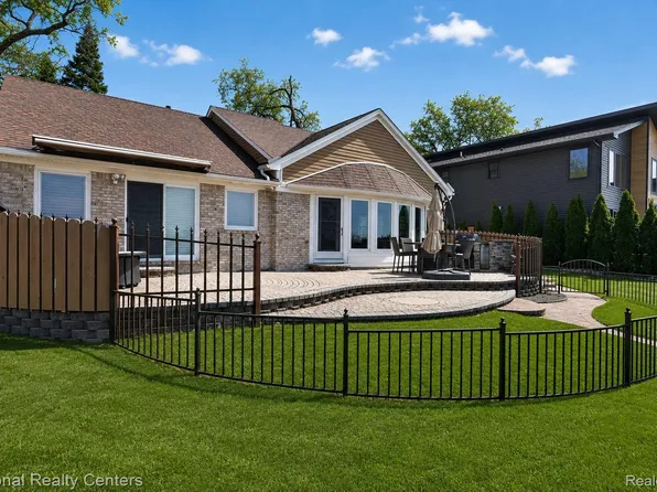 560 Black Oaks Trl, Howell, MI 48843