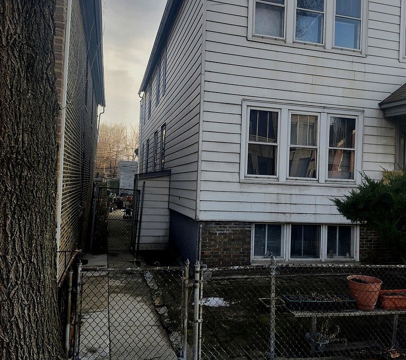 2nd image of 1711 W Augusta Blvd