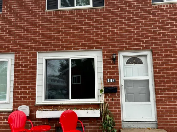 204 Arbor Ct, Omaha, NE 68108