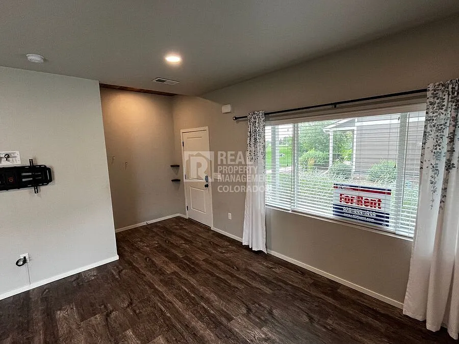 Welcome To Your New Home: Spacious 3-Bedroom End Unit Townhome in Wellington! — Photo 4
