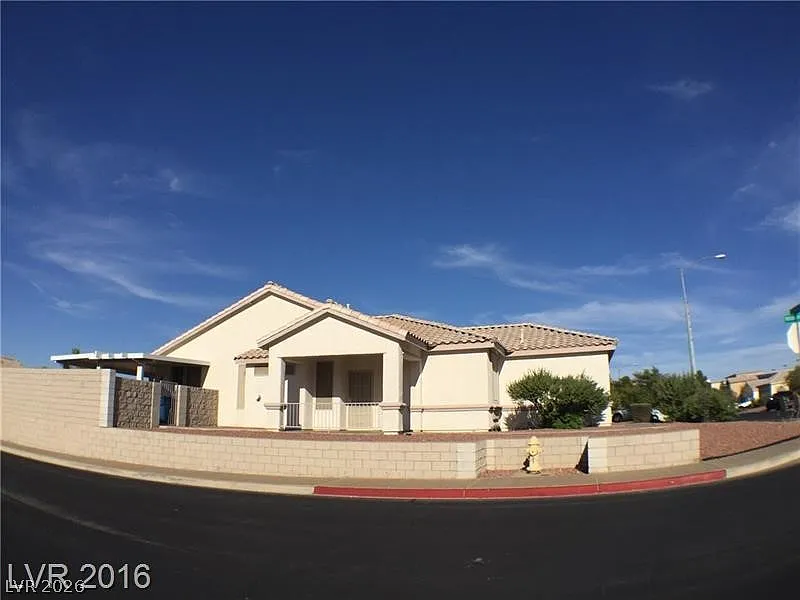 3 bed, 2.0 bath, 1264 sqft, $1,995 — Photo 3