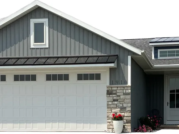 1910 Red Fox Ln, Kaukauna, WI 54130