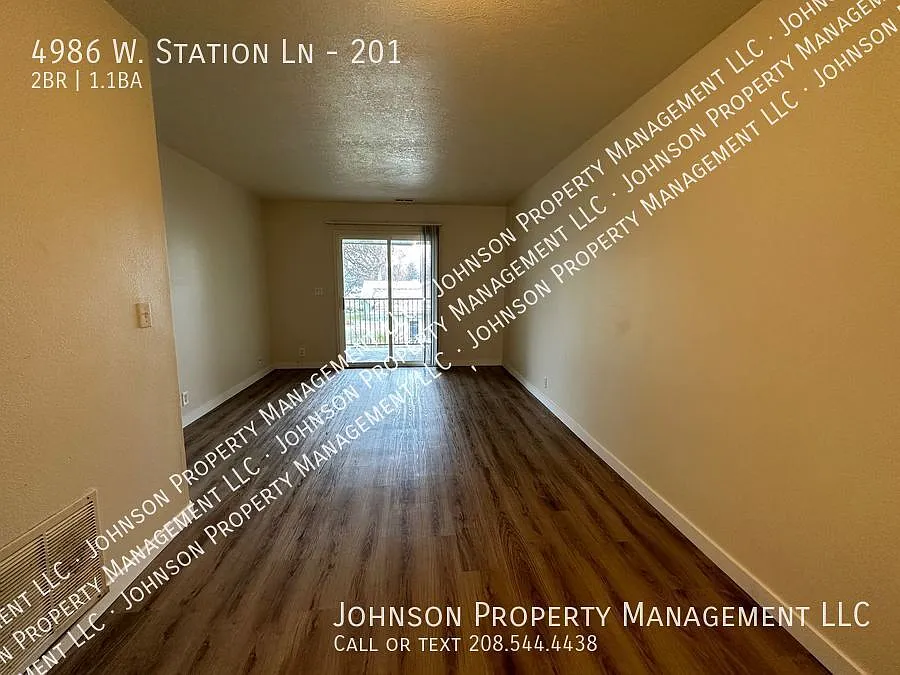 Upstairs 2 bedroom with patio, near Lakeharbor! Quick downtown access. — Photo 3