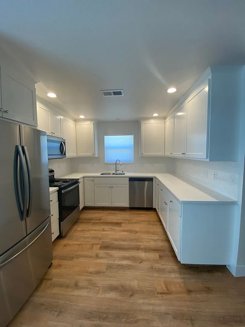 Newly Remodeled! Walking Distance From Downtown Dixon! — Photo 2