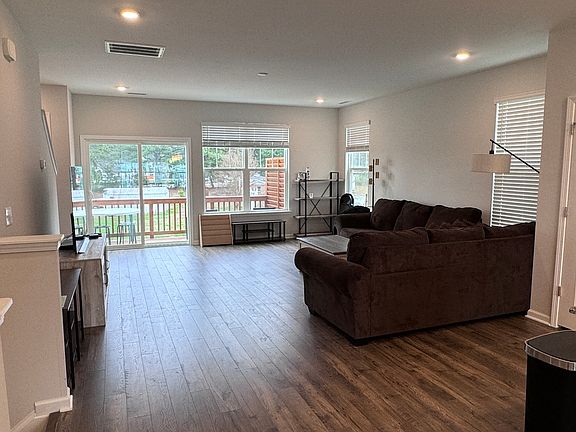 5th image of 2800 Saltaire Ave