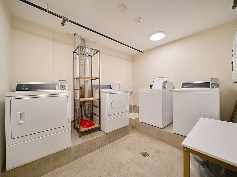 402 W 50th St #4R — Photo 8
