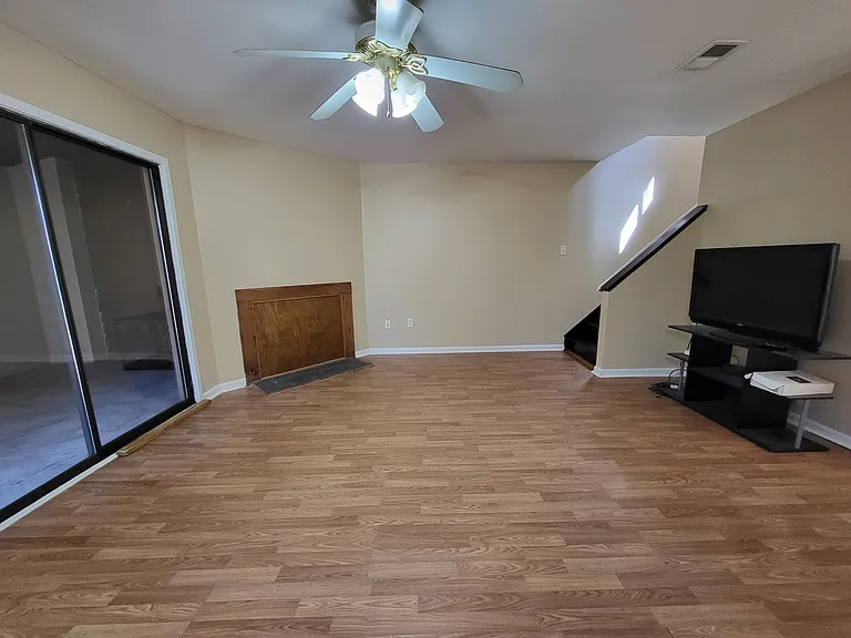 402 Tudor Ct — Photo 8