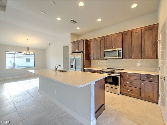 4th image of 614 SE 15th Terrace Cpe