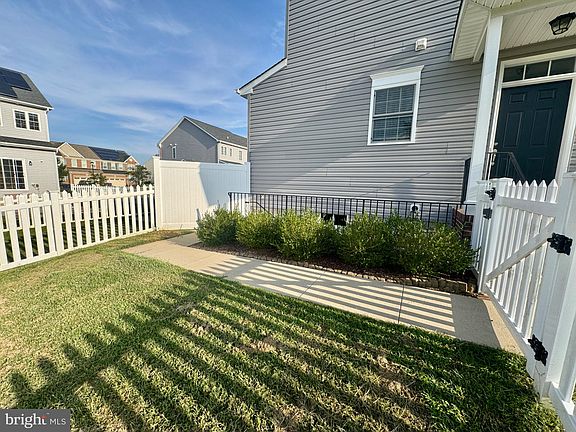 2nd image of 1005 Clover Cir #B