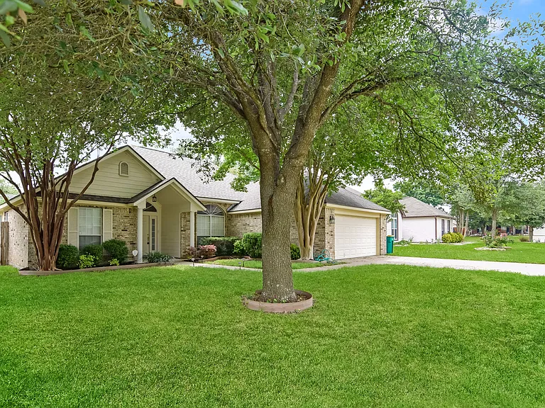 2511 Kingsbury Dr — Photo 2