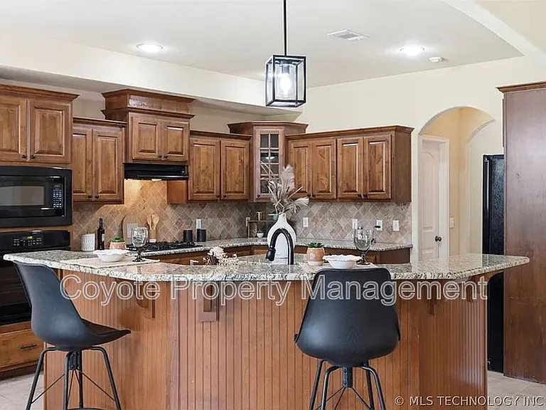 2809 N Fern Ave — Photo 6