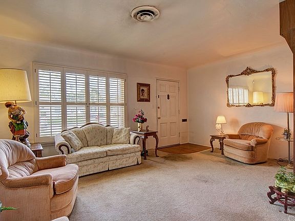 3rd image of 10501 Hoyt Park Pl